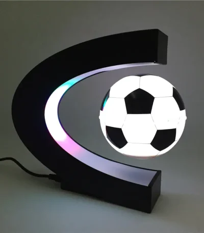 Luminária com estrutura em forma de C preta e bola de futebol iluminada no centro, com luzes LED coloridas ao redor.