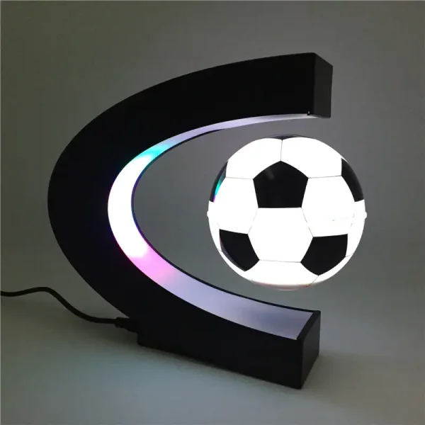 Luminária com estrutura em forma de C preta e bola de futebol iluminada no centro, com luzes LED coloridas ao redor.