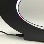 Lâmpada de plasma com luzes LED coloridas ao redor do seu contorno, ligada a um cabo elétrico, sobre fundo branco.