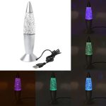 Lava lamp com corpo metálico prateado, base e topo em forma de cone, com efeito de glitter que brilha em diferentes cores no escuro.