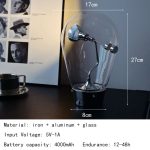 Lâmpada de plasma com tubo de vidro, base de metal e elemento de plasma em movimento, altura de 27cm, vista de lado.