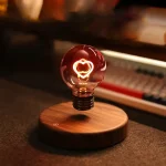 Lâmpada de filamento com coração aceso, colocada numa base de madeira, ambiente com iluminação suave e fundo desfocado.