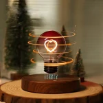 Lâmpada decorativa com coração em néon, rodeada por anéis de luz em movimento, sobre base de madeira, com árvores de Natal ao fundo.