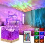 Projeção de luz colorida no teto e parede de quarto, com controle remoto e luminária decorativa de vidro com efeito de água.