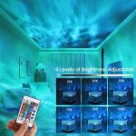 Lâmpada de plasma com várias configurações de brilho controladas por telecomando, ambiente de sala moderna com decoração futurista e iluminação azul vibrante.