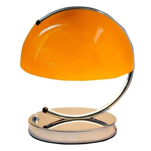 Candeeiro de mesa com base metálica e abajur amarelo brilhante, design retro, iluminação suave, ideal para decoração de espaço de estudo ou leitura.