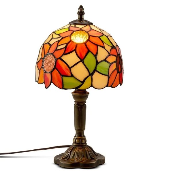 Candeeiro de mesa com base de metal e abajur de vitrais em padrão floral com cores vibrantes.