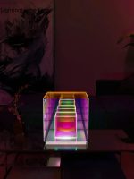Luminária de mesa com estrutura de acrílico transparente e luzes LED multicoloridas, exibindo um efeito de cores vibrantes em um ambiente escuro.