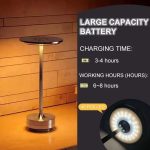 Luminária de mesa com base circular, coluna metálica e luz LED ao centro, destacando a bateria de alta capacidade e tempo de carga e uso.