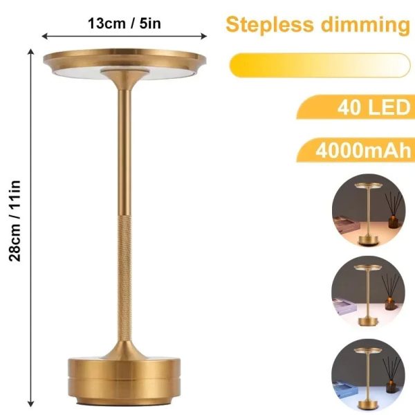 Candeeiro de mesa com base redonda, coluna dourada e iluminação LED ajustável, com detalhes de ferro forjado.