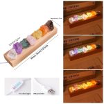 Cristais de sal de diferentes cores em base de madeira, iluminados por luz LED tricolor, com controle USB.