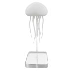 Lâmpada de plasma branca com tentáculos flexíveis suspensa sobre base transparente, simula uma medusa luminosa com efeito de plasma em movimento.