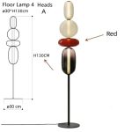 Candeeiro de mesa com quatro cabeças de diferentes cores e formas, incluindo uma cabeça vermelha, com altura de 130 cm e base de 30 cm de diâmetro.