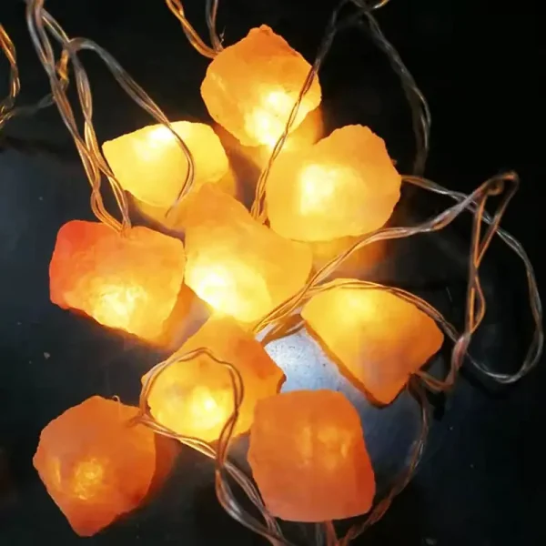 Conjunto de luzes decorativas com pedras de sal iluminadas, ideal para ambientes relaxantes ou decoração temática de ciência.