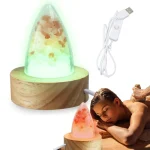 Lâmpada de lava com luzes coloridas, base de madeira e cabo USB, vista de perto com uma mulher a relaxar ao lado.