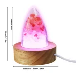 Lâmpada de plasma com efeito de bolhas rosa e vermelhas, base de madeira natural, vista frontal com dimensões indicadas, ligada à corrente elétrica.