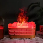 Lâmpada de plasma com efeito de fogo, bolhas de vidro iluminadas em vermelho e laranja, com fumaça escura ao fundo.