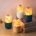 Quatro lâmpadas de plasma decorativas em diferentes cores, com luz quente, colocadas sobre uma mesa ao lado de livros, destacando o seu design moderno e iluminação ambiente.