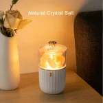Sal de cristal natural em recipiente transparente com iluminação suave, ao lado de uma flor branca em vaso, numa superfície de madeira.