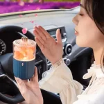 Dispositivo de luz de plasma portátil com efeito de faíscas, mostrado na mão de uma mulher dentro de um carro, com fundo de painel e volante.