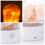 Cristais de sal grosso em uma lâmpada de sal, vista de diferentes ângulos, com luz quente e base branca com botão de ligar.