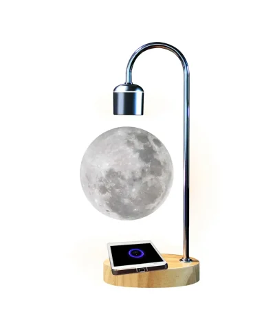 Lâmpada de plasma com efeito lunar, base de madeira, iluminação LED, e suporte metálico curvo, em fundo branco.