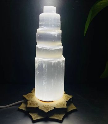 Candeeiro de selenite em forma de torre com base decorativa em forma de mandala, iluminado, com detalhes translúcidos e textura natural da selenite.