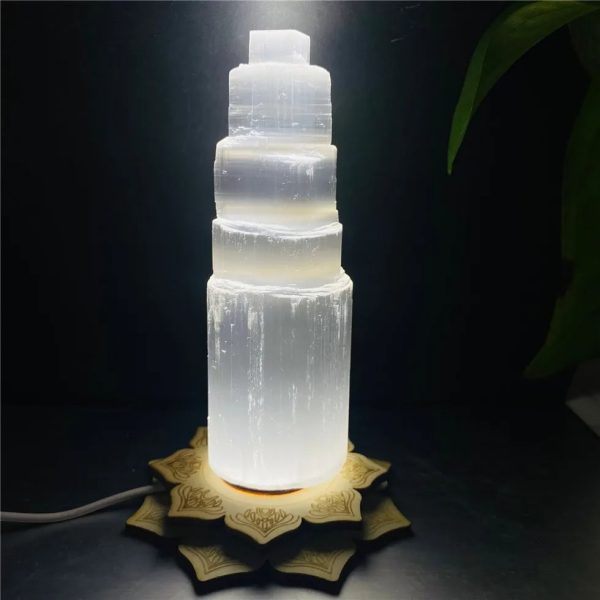 Candeeiro de selenite em forma de torre com base decorativa em forma de mandala, iluminado, com detalhes translúcidos e textura natural da selenite.