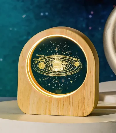 Relógio de luz com representação do sistema solar, incluindo planetas e órbitas, em fundo escuro com estrelas.