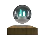Lâmpada de plasma com luzes azuis e verdes, sobre base de madeira, efeito de iluminação futurista, vista frontal, detalhes do vidro e do interior da lâmpada.
