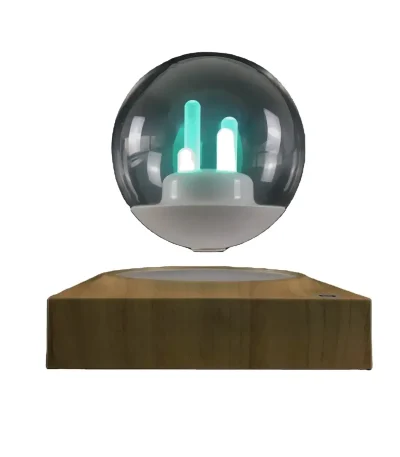 Lâmpada de plasma com luzes azuis e verdes, sobre base de madeira, efeito de iluminação futurista, vista frontal, detalhes do vidro e do interior da lâmpada.