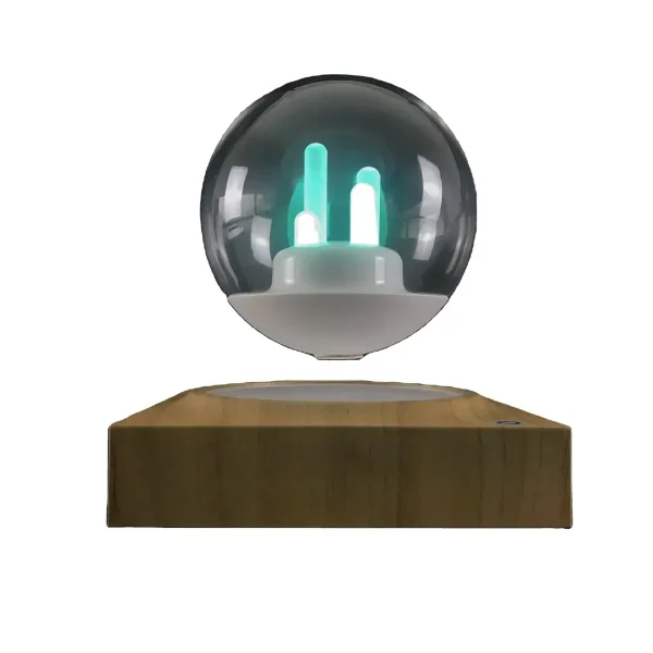 Lâmpada de plasma com luzes azuis e verdes, sobre base de madeira, efeito de iluminação futurista, vista frontal, detalhes do vidro e do interior da lâmpada.