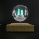 Lâmpada de plasma com elementos de luz azul dentro de uma esfera de vidro, apoiada numa base de madeira, com fundo escuro.