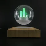 Lâmpada de plasma com luzes verdes e base de madeira, efeito de iluminação futurista, ambiente escuro.