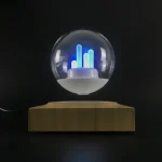 Lâmpada de plasma com filamentos azuis dentro de uma esfera de vidro, apoiada numa base de madeira, com fundo escuro.