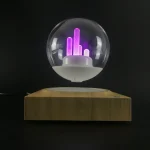 Lâmpada de plasma com filamentos de luz roxa dentro de uma esfera de vidro, apoiada numa base de madeira, com fundo escuro.