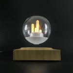 Lâmpada de plasma com filamentos de luz amarela e laranja, apoiada numa base de madeira, sobre fundo escuro.
