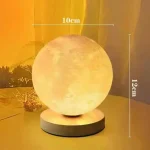 Lâmpada decorativa em forma de lua com base circular, iluminação suave, dimensões de 10cm de diâmetro e 12cm de altura, ambiente acolhedor.