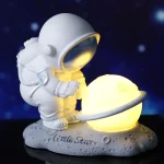 Miniatura de astronauta em pose de exploração, observando um planeta lunar iluminado, com fundo estrelado.
