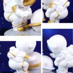Figura de astronauta em pose com capacete e traje branco com detalhes dourados, vista de diferentes ângulos.