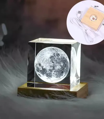 Lâmpada 3D da Lua com base de madeira, iluminação suave, detalhes da superfície lunar visíveis, em ambiente escuro, com cabo USB e interruptor.