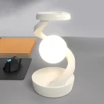 Luminária de mesa com estrutura em espiral e esfera luminosa no centro, em ambiente de escritório.