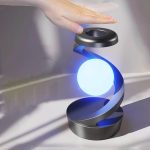 Lâmpada LED em forma de espiral com luz azul, com uma mão a tocar na parte superior, destacando o design moderno e inovador.