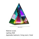 Pirâmide holográfica de acrílico com iluminação RGB, vista frontal, com dimensões de 22cm, ideal para quartos, salas ou hotéis.