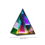 Pirâmide holográfica de vidro com luzes LED RGB, vista frontal com cores vibrantes e detalhes de reflexão.