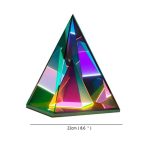 Pirâmide holográfica com iluminação RGB, vista frontal, com base preta, medindo 22cm de altura, efeito de luzes coloridas refletidas nas faces de vidro.