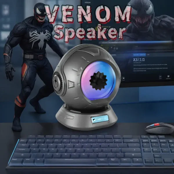 Altifalante de voz inspirado no personagem Venom, com design futurista e luzes LED coloridas, colocado numa secretária com teclado e rato.