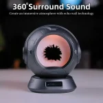 Altifalante circular com tecnologia de som 360° e luzes LED coloridas, colocado numa superfície plana com fundo desfocado.
