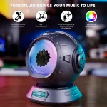 Altifalante Bluetooth com luzes LED coloridas, controle de volume e conexão sem fios, colocado numa mesa de madeira.