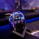 Lâmpada de mesa em forma de planeta com iluminação LED, ideal para decoração científica e ambiente de escritório moderno.